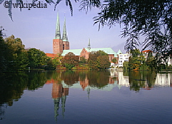 Der Dom zu Lübeck von Süden aus betrachtet  -   Für eine größere Darstellung bitte auf das Bild klicken.